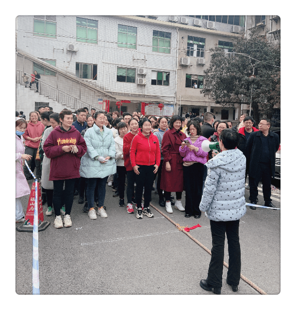 绿紫对决，比赛节奏紧凑，观众热情高涨的简单介绍
